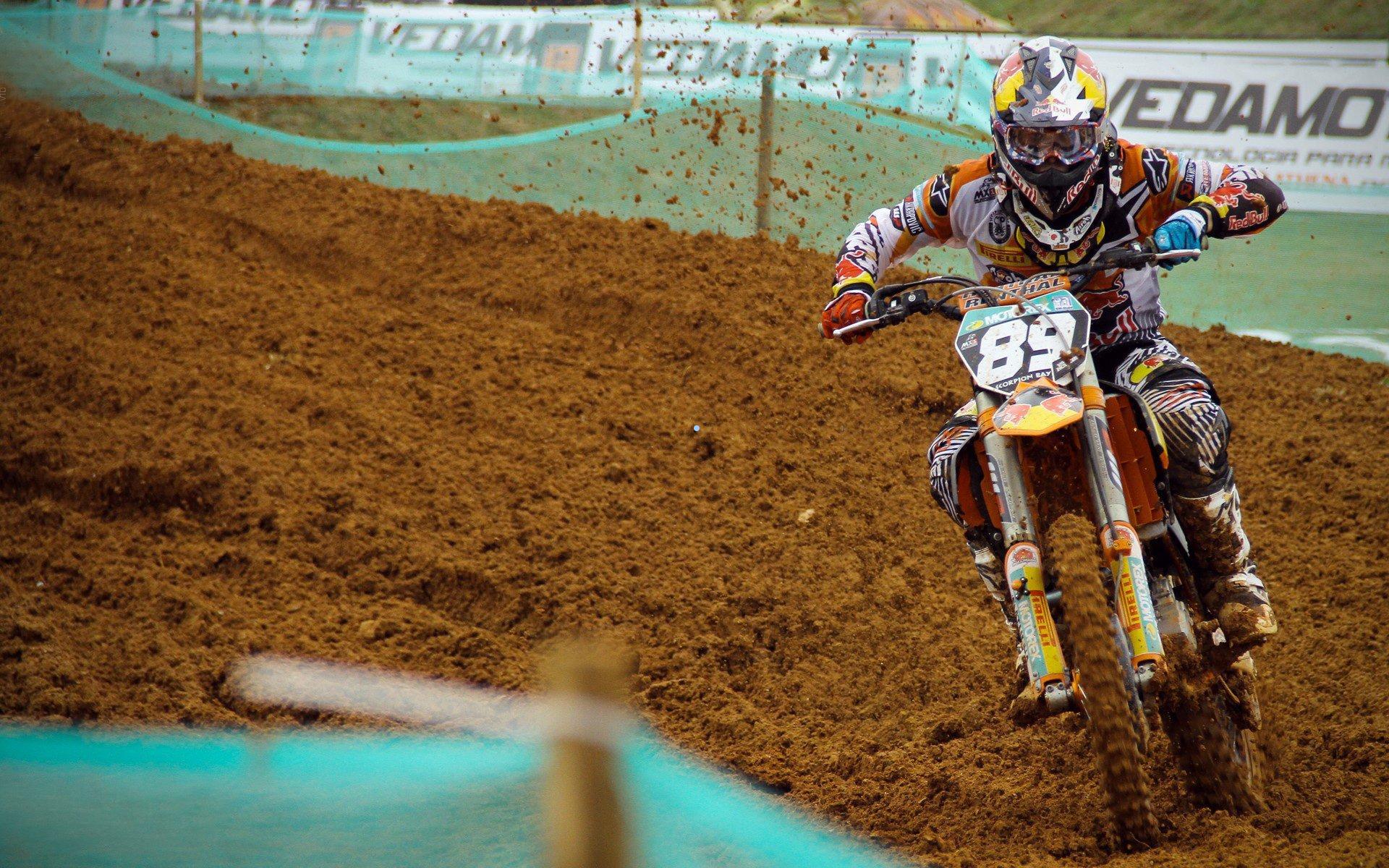 曼联客战维拉历史优势显著，但近期交锋陷入困境，英超对决悬念重生